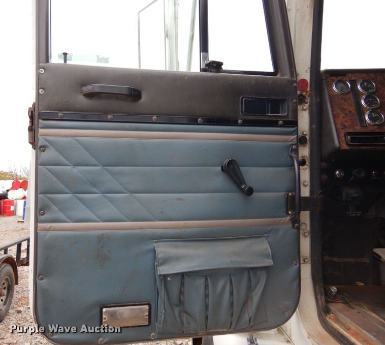 image for item JJ9913 1998 International 9200  semi truck