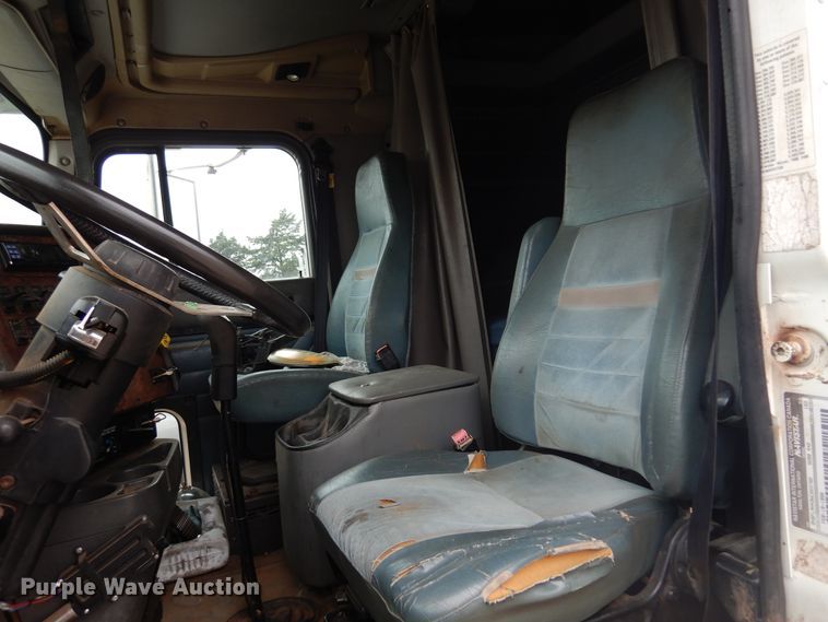 image for item JJ9913 1998 International 9200  semi truck