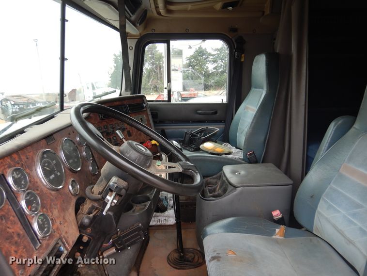 image for item JJ9913 1998 International 9200  semi truck