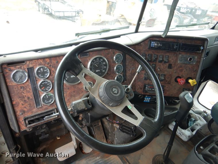 image for item JJ9913 1998 International 9200  semi truck