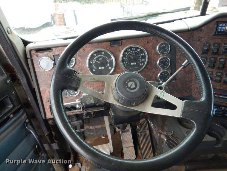 image for item JJ9913 1998 International 9200  semi truck