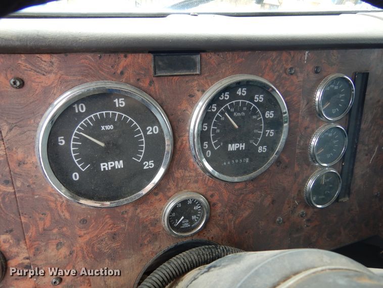 image for item JJ9913 1998 International 9200  semi truck