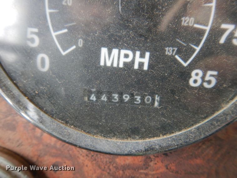 image for item JJ9913 1998 International 9200  semi truck