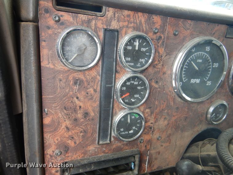 image for item JJ9913 1998 International 9200  semi truck