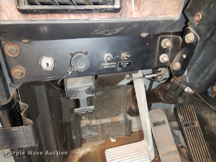 image for item JJ9913 1998 International 9200  semi truck