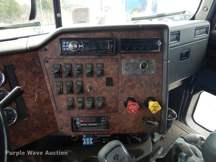 image for item JJ9913 1998 International 9200  semi truck