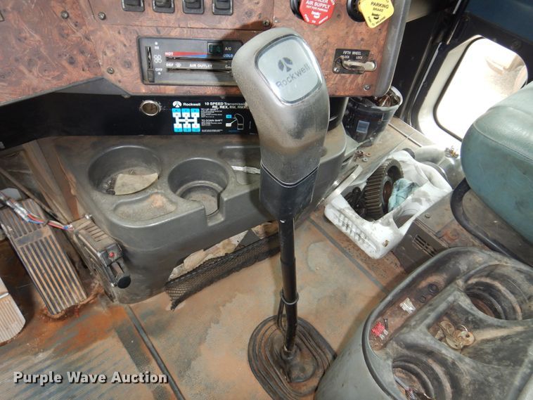 image for item JJ9913 1998 International 9200  semi truck