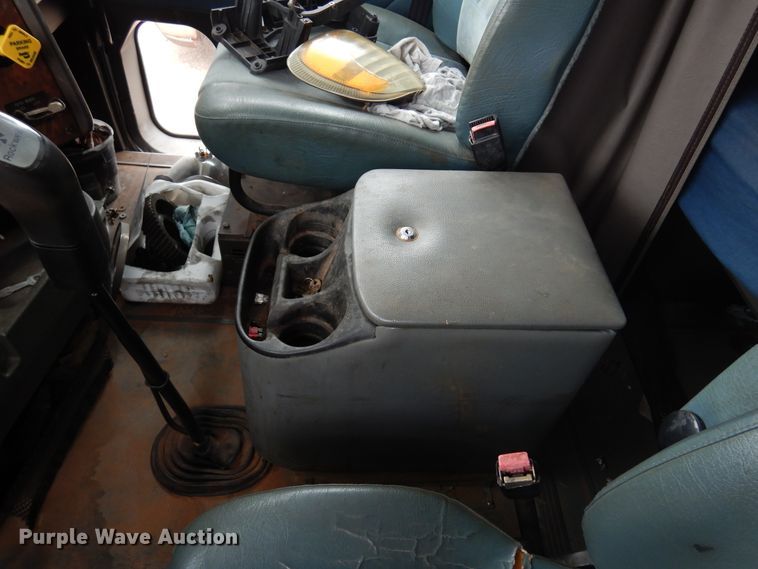 image for item JJ9913 1998 International 9200  semi truck