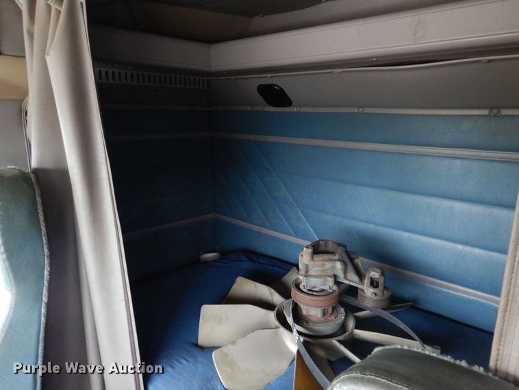 image for item JJ9913 1998 International 9200  semi truck