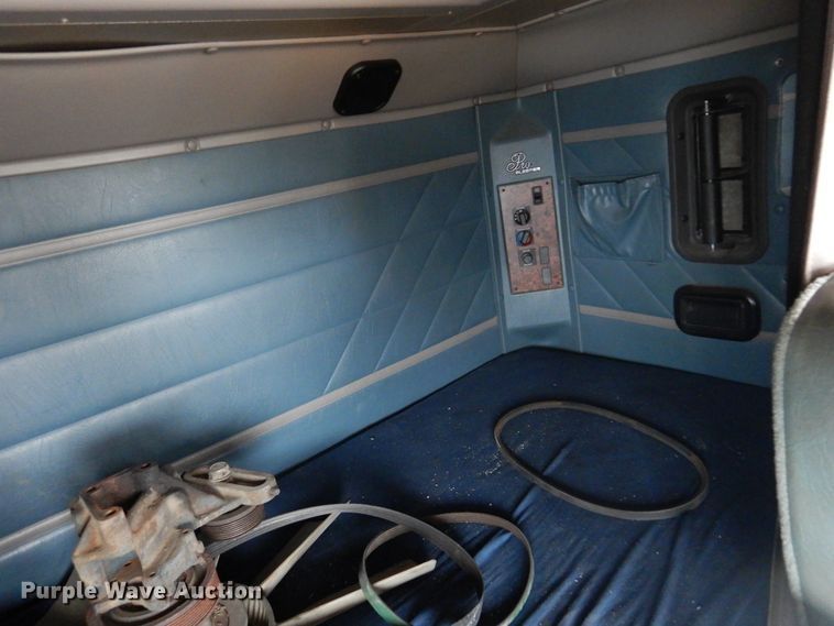 image for item JJ9913 1998 International 9200  semi truck