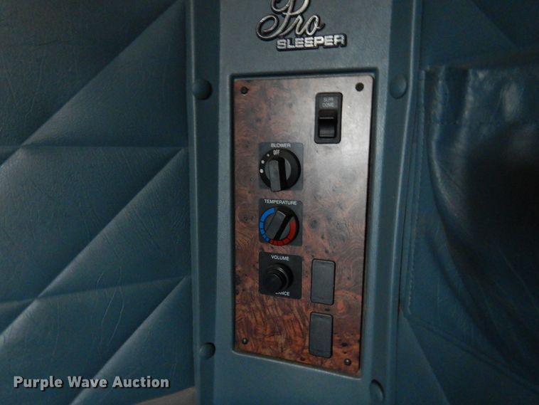 image for item JJ9913 1998 International 9200  semi truck