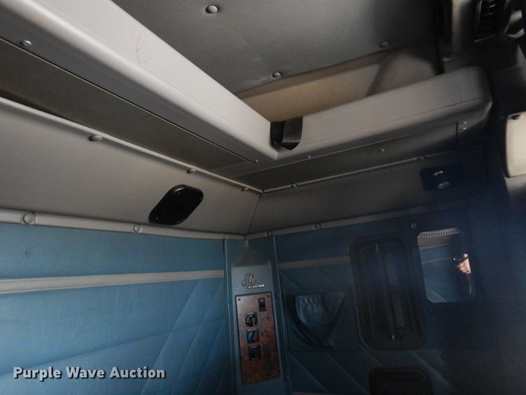 image for item JJ9913 1998 International 9200  semi truck