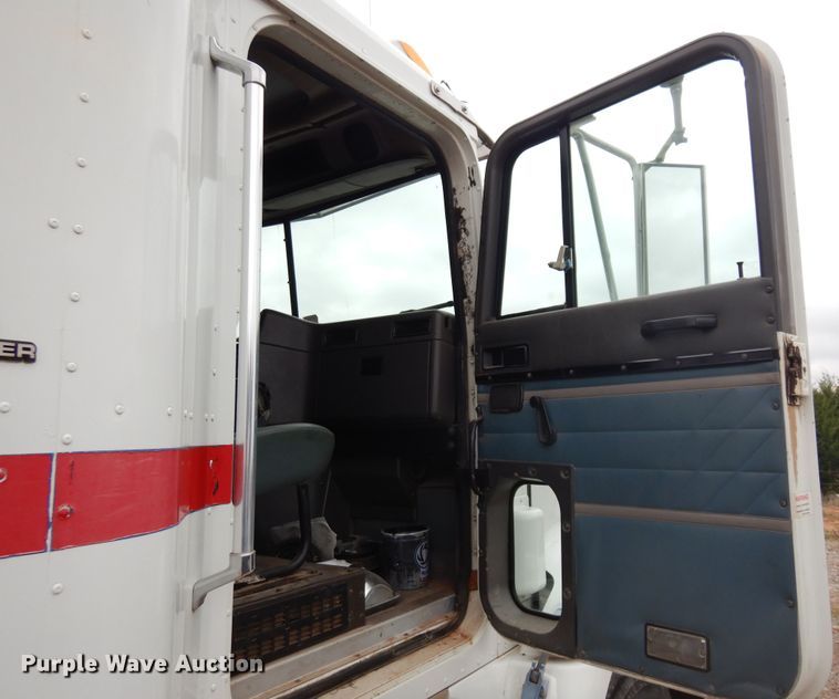 image for item JJ9913 1998 International 9200  semi truck