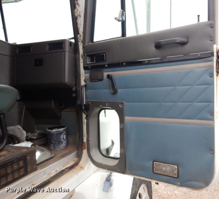 image for item JJ9913 1998 International 9200  semi truck