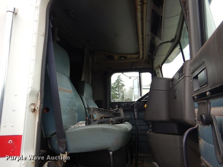 image for item JJ9913 1998 International 9200  semi truck