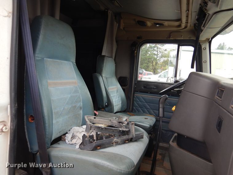 image for item JJ9913 1998 International 9200  semi truck