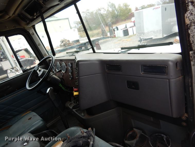 image for item JJ9913 1998 International 9200  semi truck