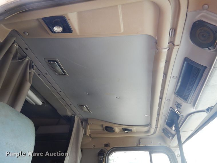 image for item JJ9913 1998 International 9200  semi truck