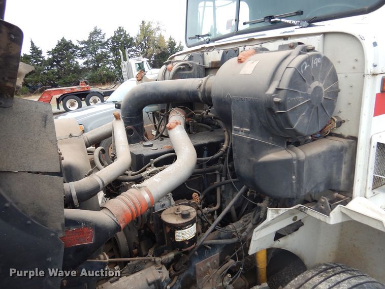 image for item JJ9913 1998 International 9200  semi truck