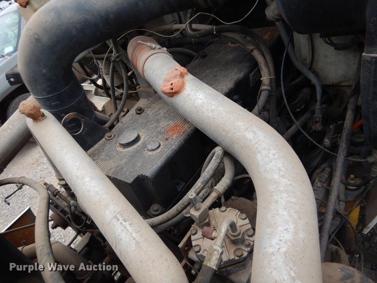 image for item JJ9913 1998 International 9200  semi truck