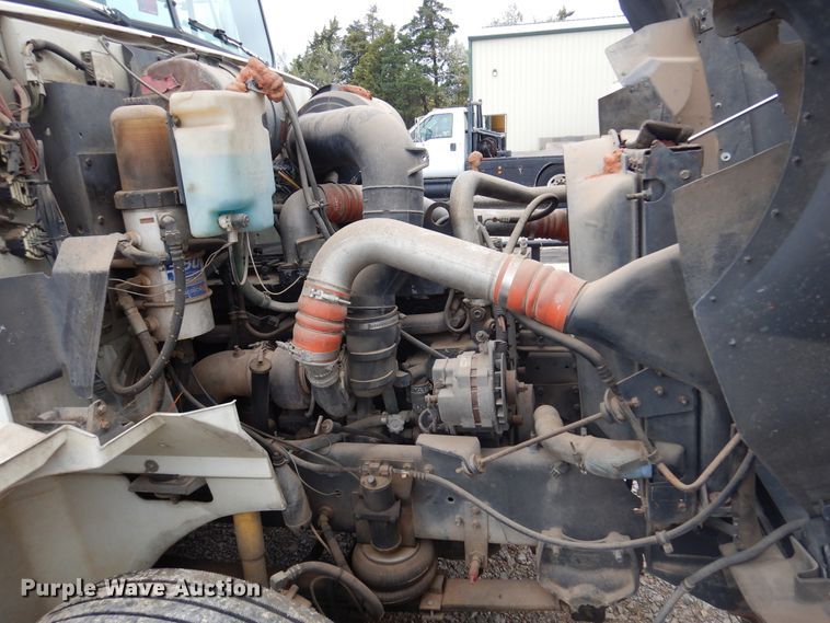 image for item JJ9913 1998 International 9200  semi truck