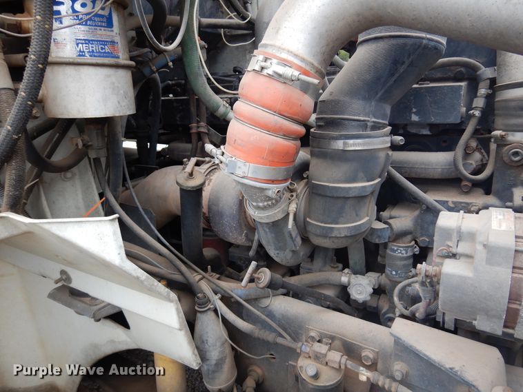 image for item JJ9913 1998 International 9200  semi truck