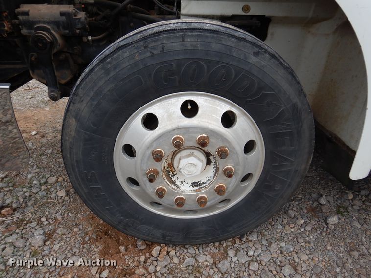 image for item JJ9913 1998 International 9200  semi truck