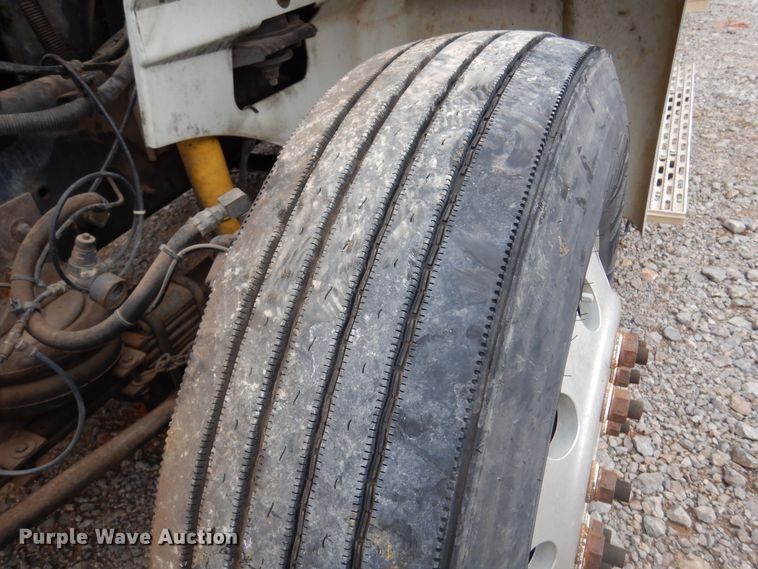 image for item JJ9913 1998 International 9200  semi truck