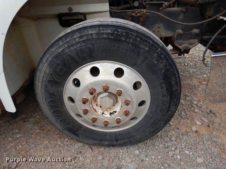 image for item JJ9913 1998 International 9200  semi truck