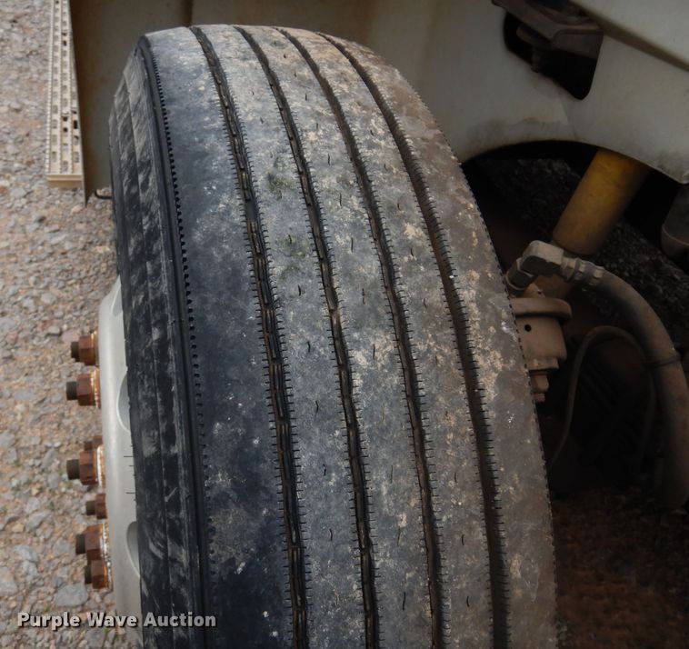 image for item JJ9913 1998 International 9200  semi truck