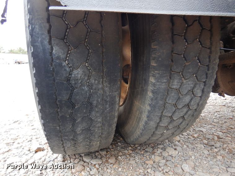 image for item JJ9913 1998 International 9200  semi truck