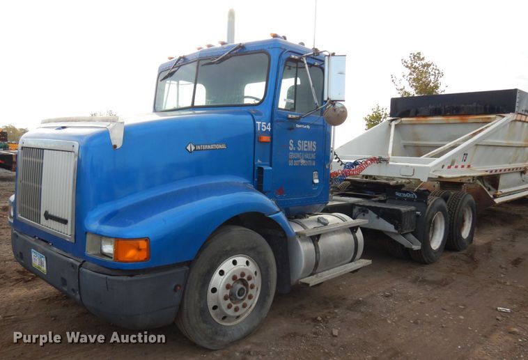 image for item JS9478 1993 International 9200  semi truck