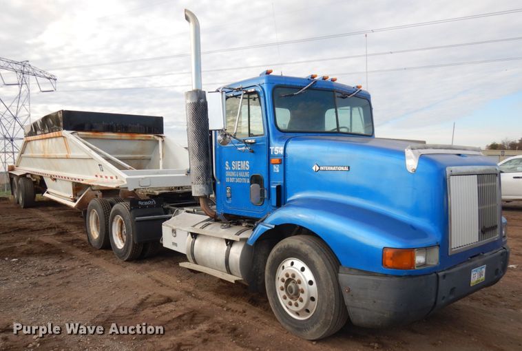 image for item JS9478 1993 International 9200  semi truck