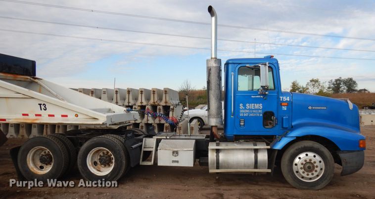 image for item JS9478 1993 International 9200  semi truck