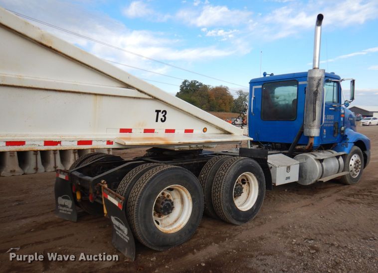 image for item JS9478 1993 International 9200  semi truck