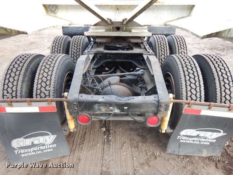 image for item JS9478 1993 International 9200  semi truck