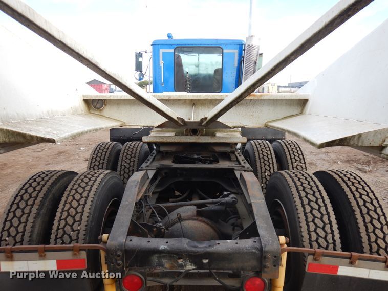 image for item JS9478 1993 International 9200  semi truck