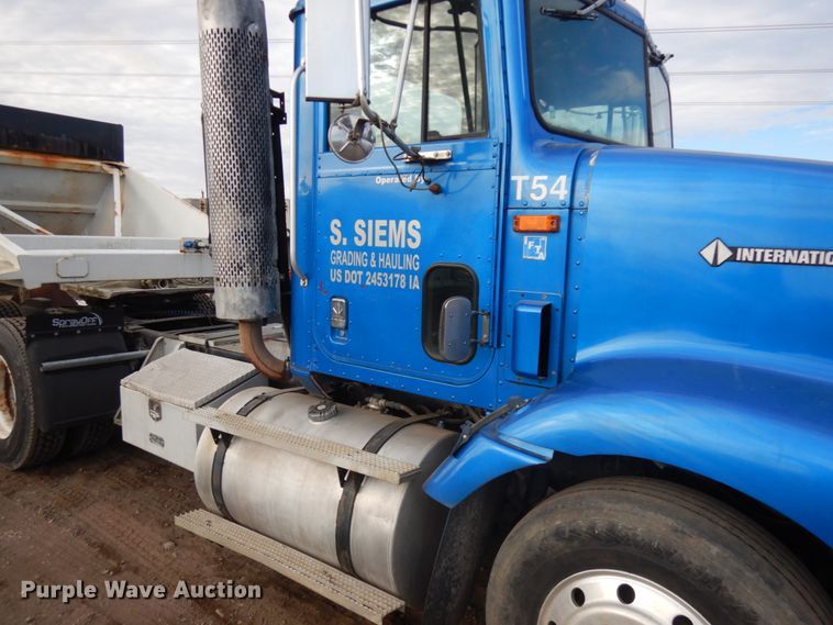 image for item JS9478 1993 International 9200  semi truck