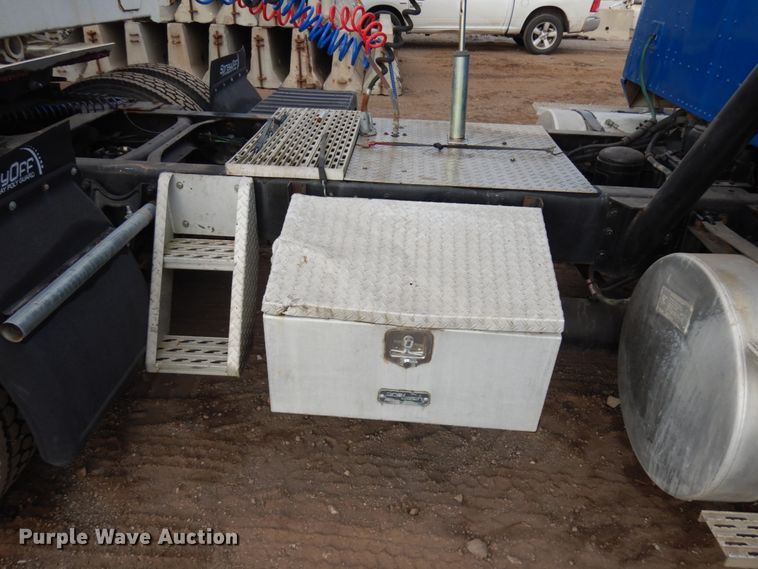 image for item JS9478 1993 International 9200  semi truck