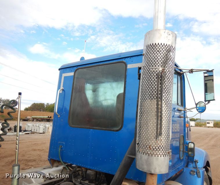 image for item JS9478 1993 International 9200  semi truck