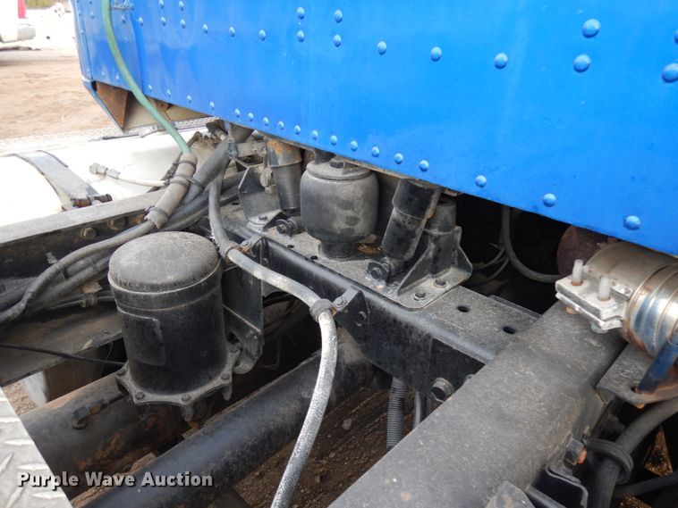 image for item JS9478 1993 International 9200  semi truck