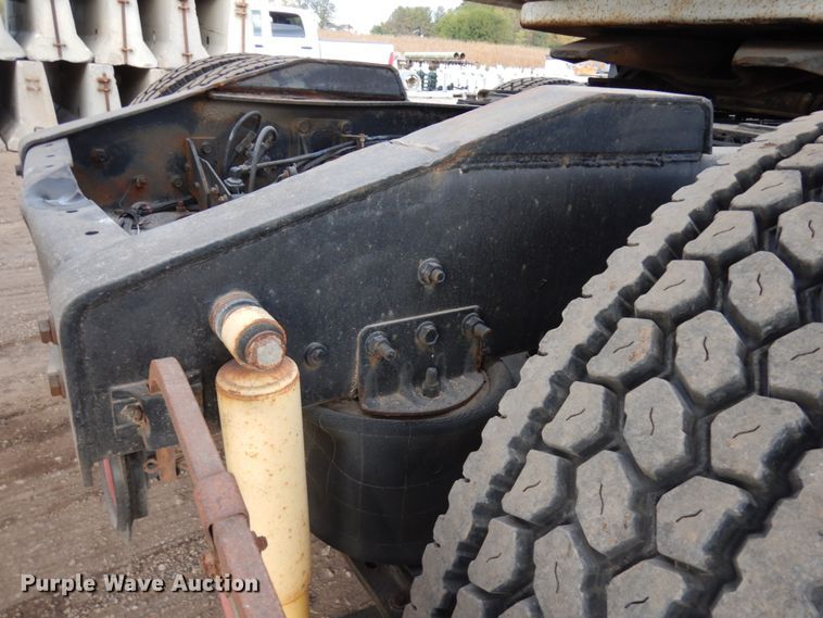 image for item JS9478 1993 International 9200  semi truck