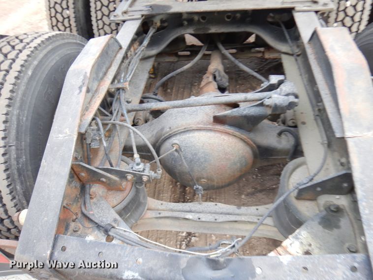 image for item JS9478 1993 International 9200  semi truck