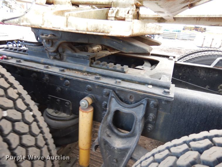 image for item JS9478 1993 International 9200  semi truck