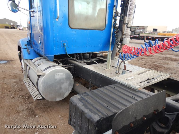 image for item JS9478 1993 International 9200  semi truck