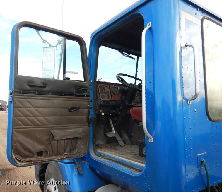 image for item JS9478 1993 International 9200  semi truck