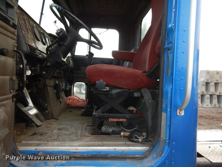 image for item JS9478 1993 International 9200  semi truck