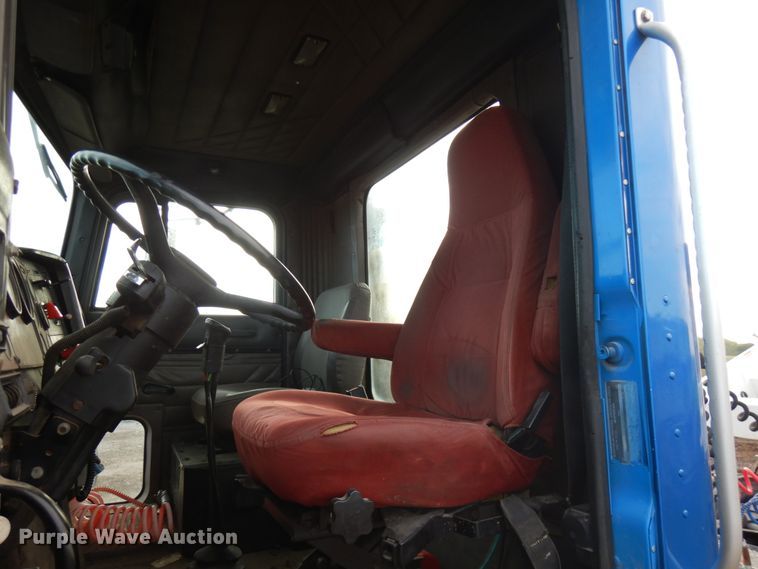 image for item JS9478 1993 International 9200  semi truck