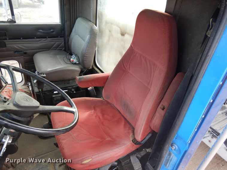 image for item JS9478 1993 International 9200  semi truck