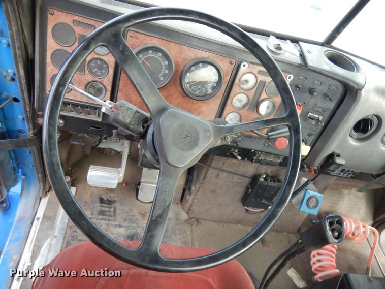 image for item JS9478 1993 International 9200  semi truck